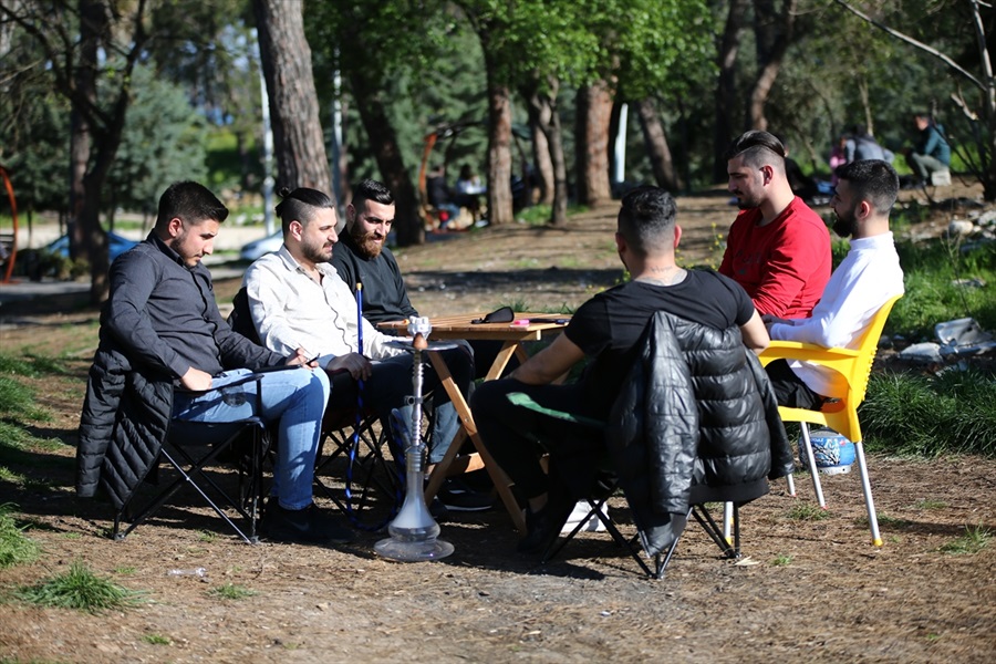 Adana'da polisten piknik alanlarındaki vatandaşlara koronavirüs uyarısı