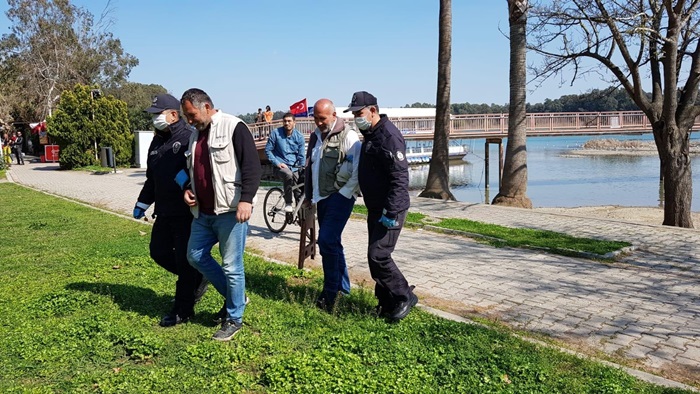 Polis lokantalardaki masa ve sandalyeleri kaldırdı