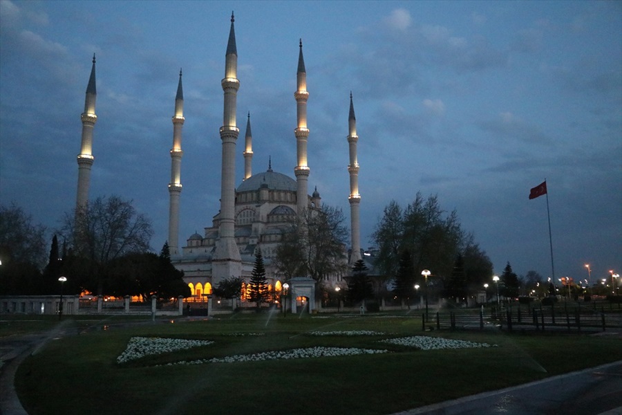 Doğu Akdeniz'de koronavirüs salgınına karşı camilerde dua edildi