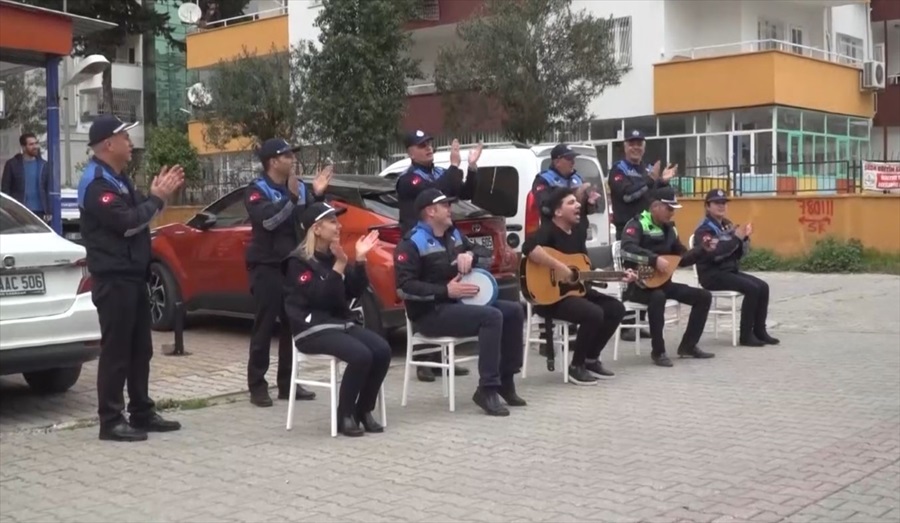 Adana'da zabıta ekipleri evinden çıkamayan vatandaşlara müzikle moral verdi