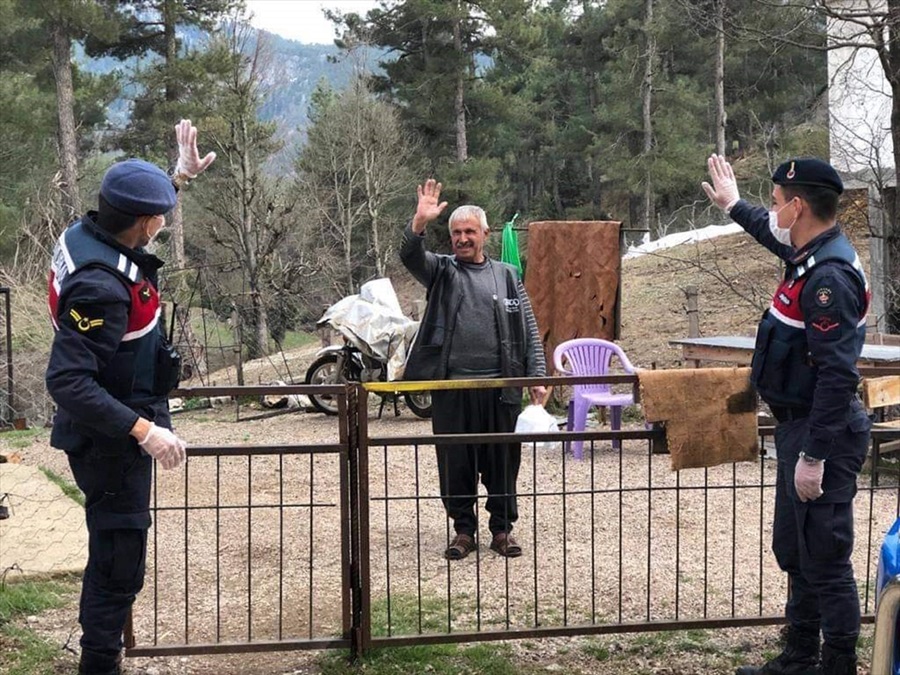 Aladağ'da yaşlı ve hastaların ihtiyaçlarını Vefa Sosyal Destek Grubu karşılıyor