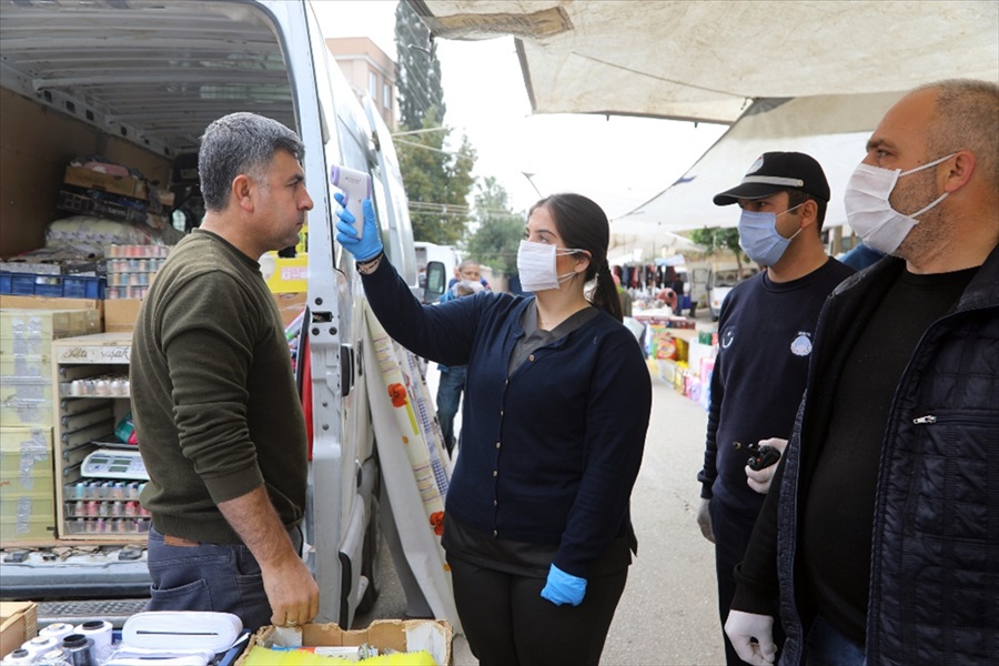 Adana'da, sokağa çıkan vatandaşlar, maske ve eldiven takarak önlem almaya çalıştı..