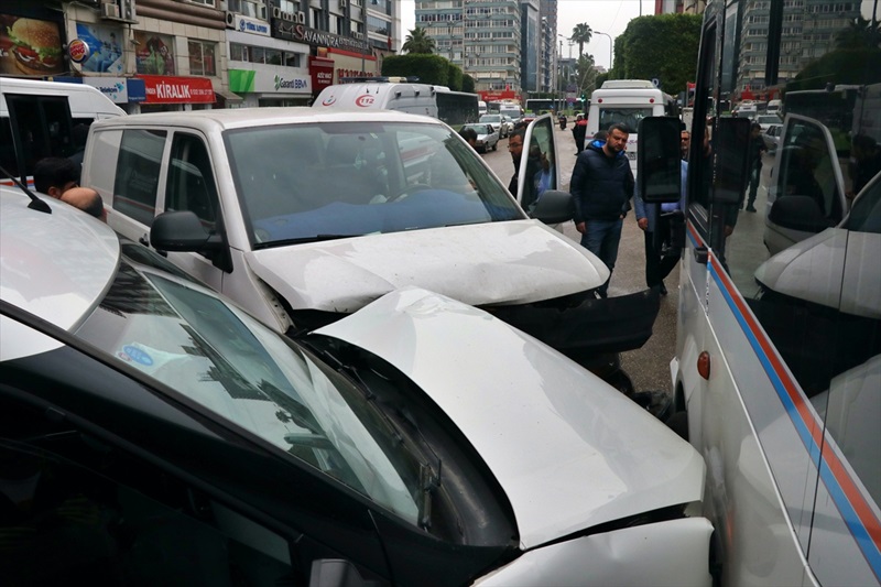 Adana'daki trafik kazasında ikisi polis 3 kişi yaralandı