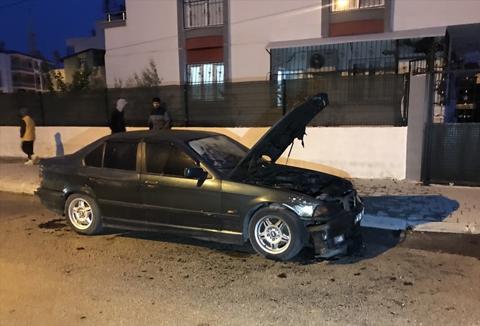 Adana'da kundaklanan otomobilde hasar oluştu