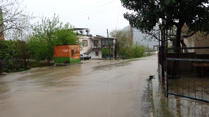 Şiddetli sağanak Kozan caddelerini göle çevirdi  