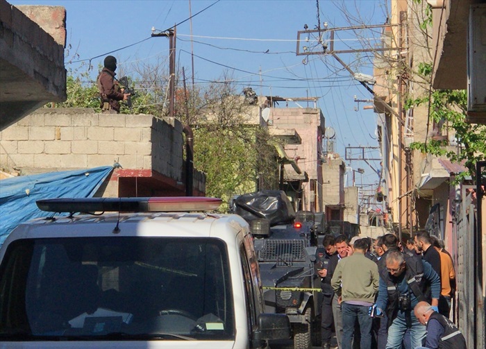 Adana'da polisi bıçaklayan şüpheli silahla bacağından vurulup yakalandı