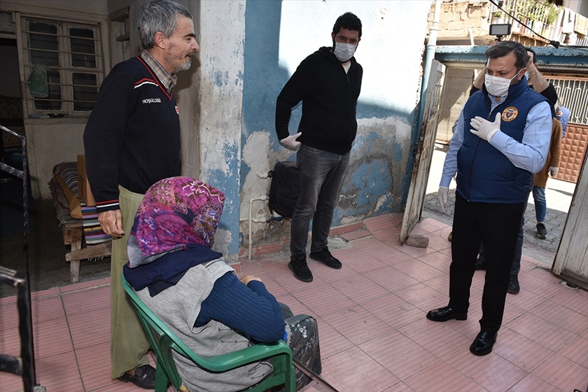 Adana'da Kovid-19 nedeniyle evlerinde kalan ihtiyaç sahiplerine gıda kolisi dağıtıldı