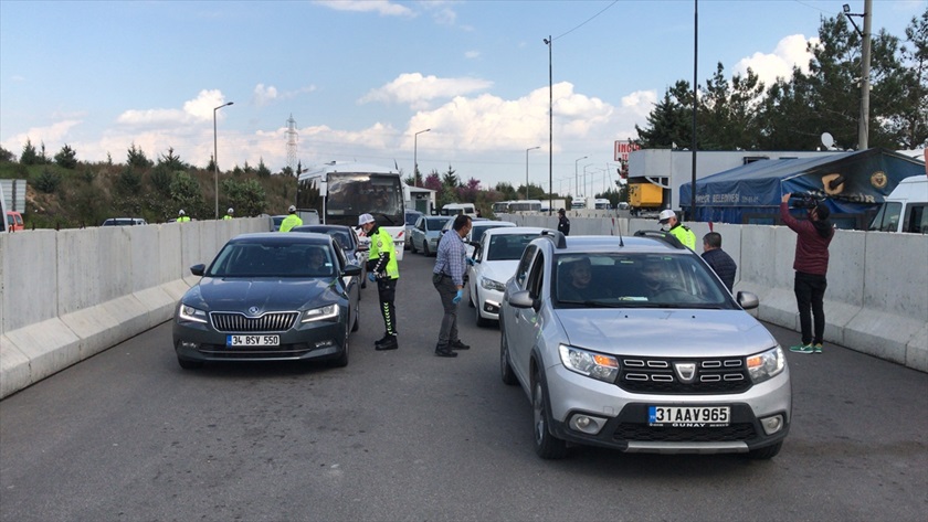 Adana'ya gelenlere koronavirüs tedbirleri için evlerine dönmeleri çağrısı yapıldı