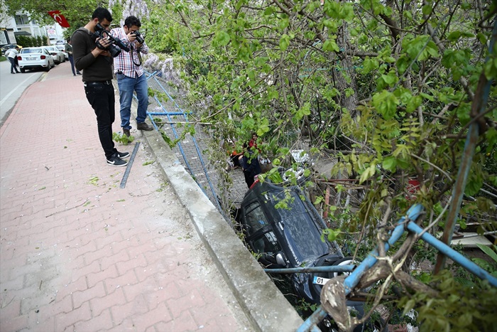 Adana'da otomobil evin bahçesine devrildi: 2 yaralı