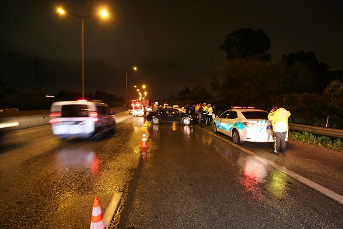 Servis aracıyla otomobil çarpıştı: 1 ölü 7 yaralı