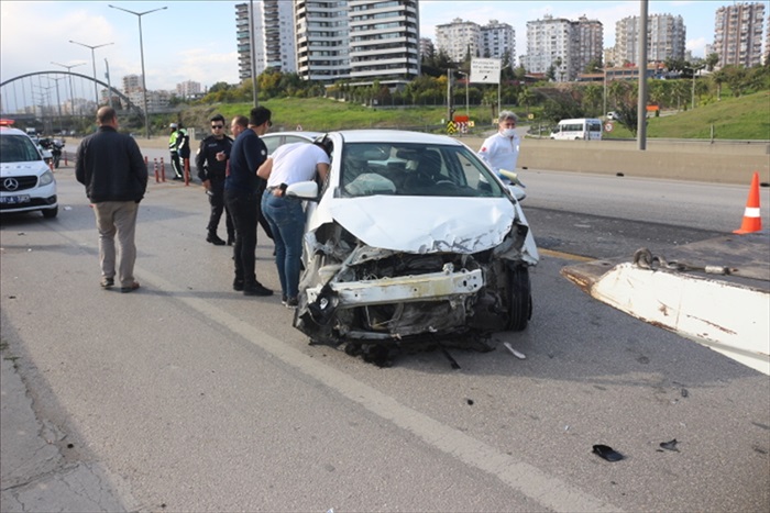 Adana'da otomobil tırla çarpıştı: 6 yaralı