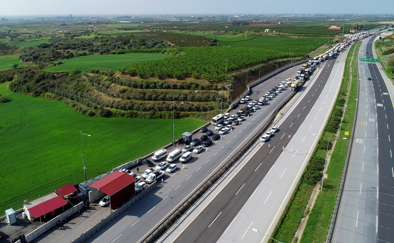 Otoyolda binlerce araç ve vatandaş korona virüs denetimine girdi