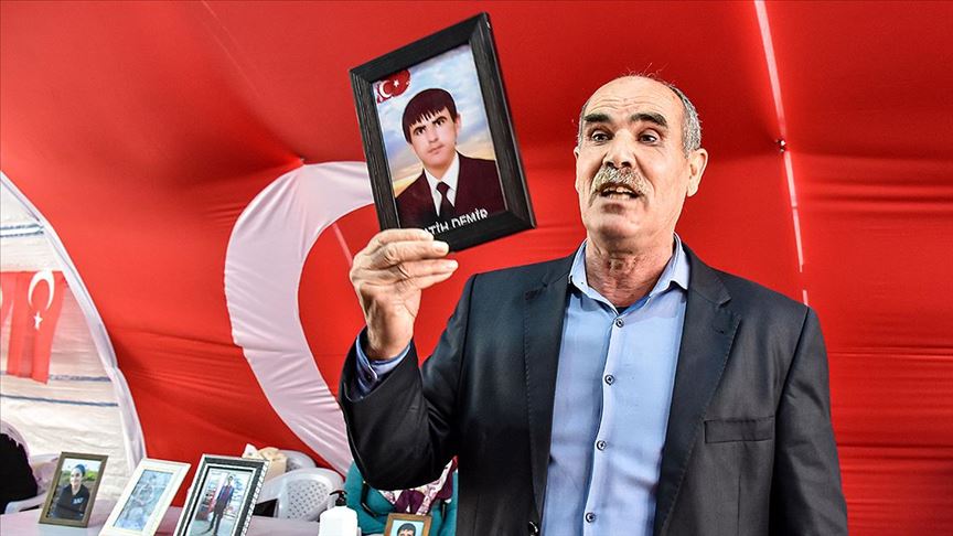 Diyarbakır'da evlat nöbetine katılan baba Demir: Oğlumu silah zoruyla konuşturuyorlar