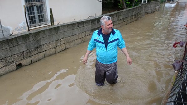 Kozan'da evler sular altında kaldı