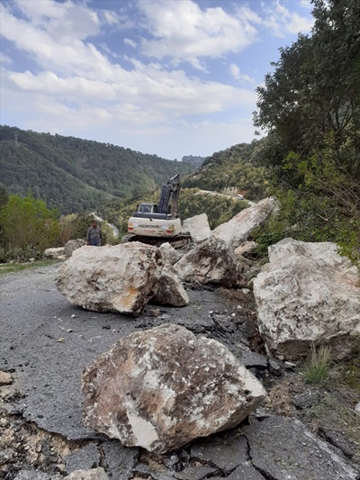 Mersin'de heyelan nedeniyle yol ulaşıma kapandı