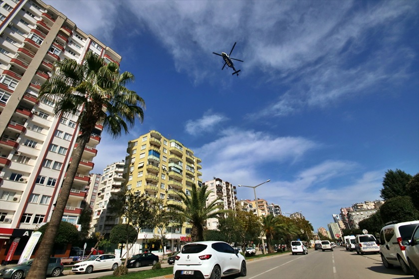 Adana'da polis helikopterle "evde kal" uyarısını yineledi