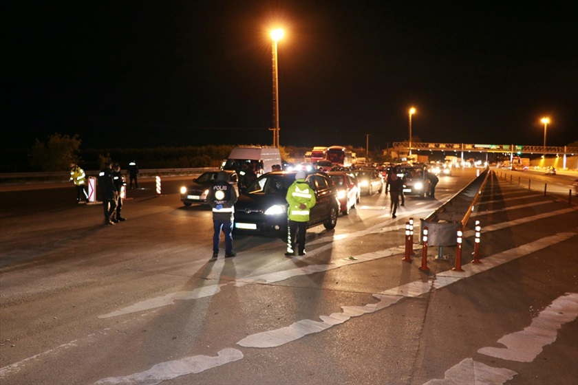 Adana'ya araç giriş çıkışları durduruldu