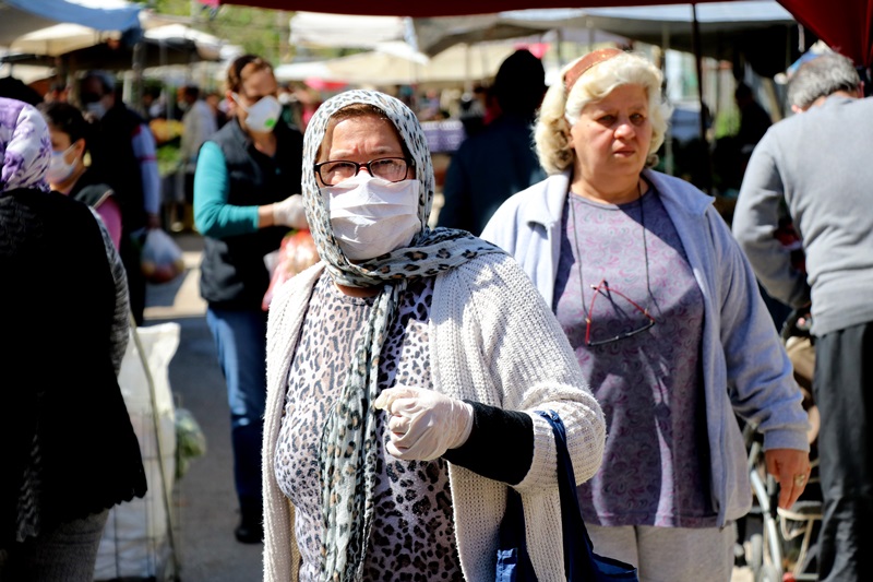 Adanalılar pazarda maske takma zorunluluğuna uymadı