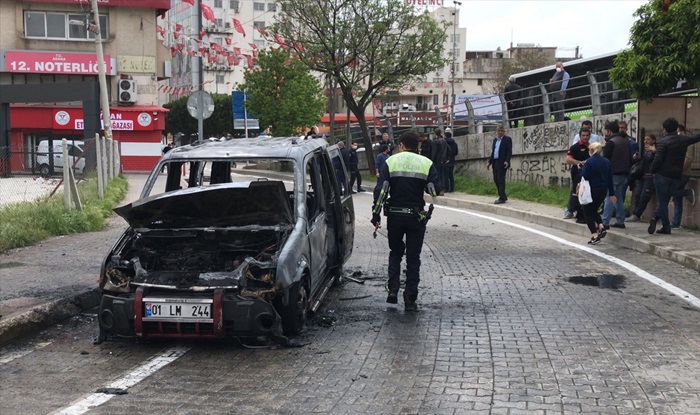 Adana'da hareket halindeyken yangın çıkan araç kullanılamaz hale geldi