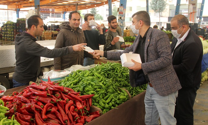 Adana'da bir muhtar 10 bin maske dağıttı