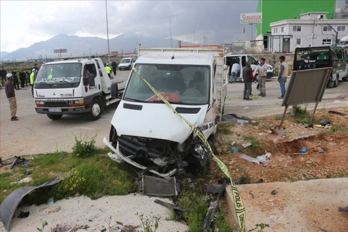 Adana’da iki aracın çarpıştığı kazada 3 kişi hayatını kaybetti