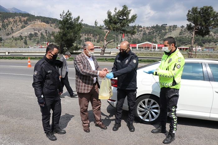 Polislerin günlerini kutlayan Başkan Çay, ekiplere baklava ikramında bulundu.