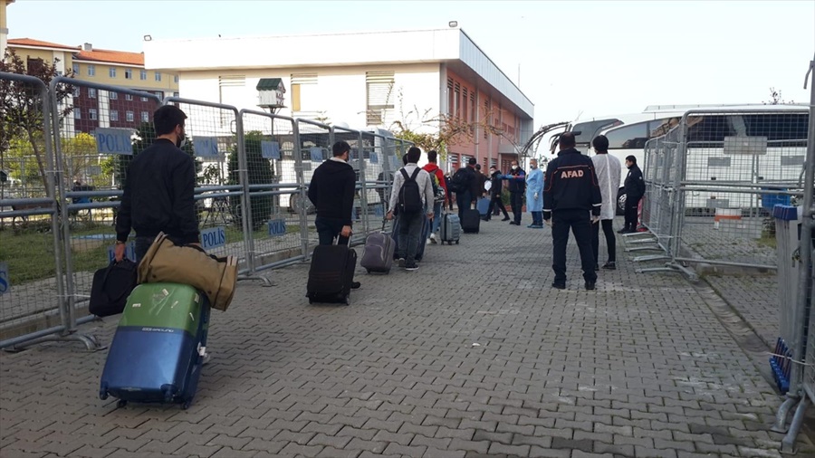 Adana'da gözetim süresi dolan 157 kişi memleketlerine gönderildi