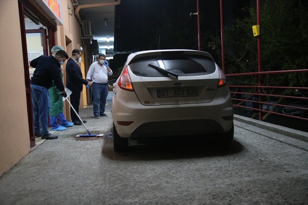 Adana'da bıçaklanmış halde otomobil kullanarak hastaneye gelen kişi tedavi altına alındı