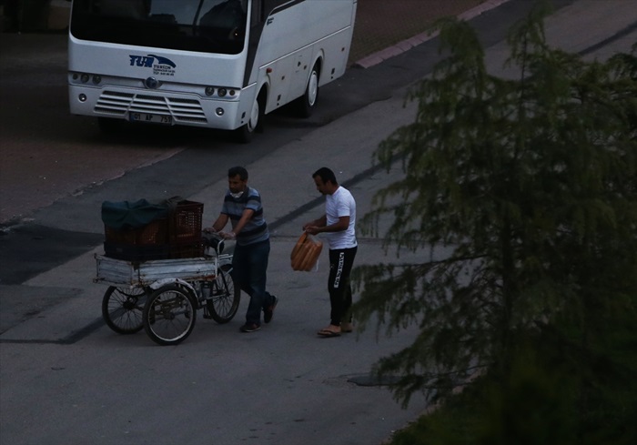 Adana'da evlerin kapısında ekmek satışı