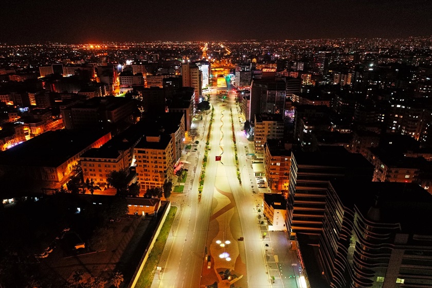 Adana, Mersin ve Hatay'da cadde ve sokaklar boş kaldı