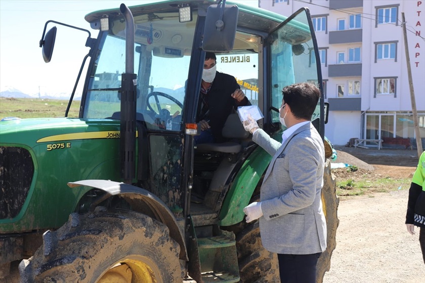 Tufanbeyli Kaymakamı Sevgili maske dağıttı