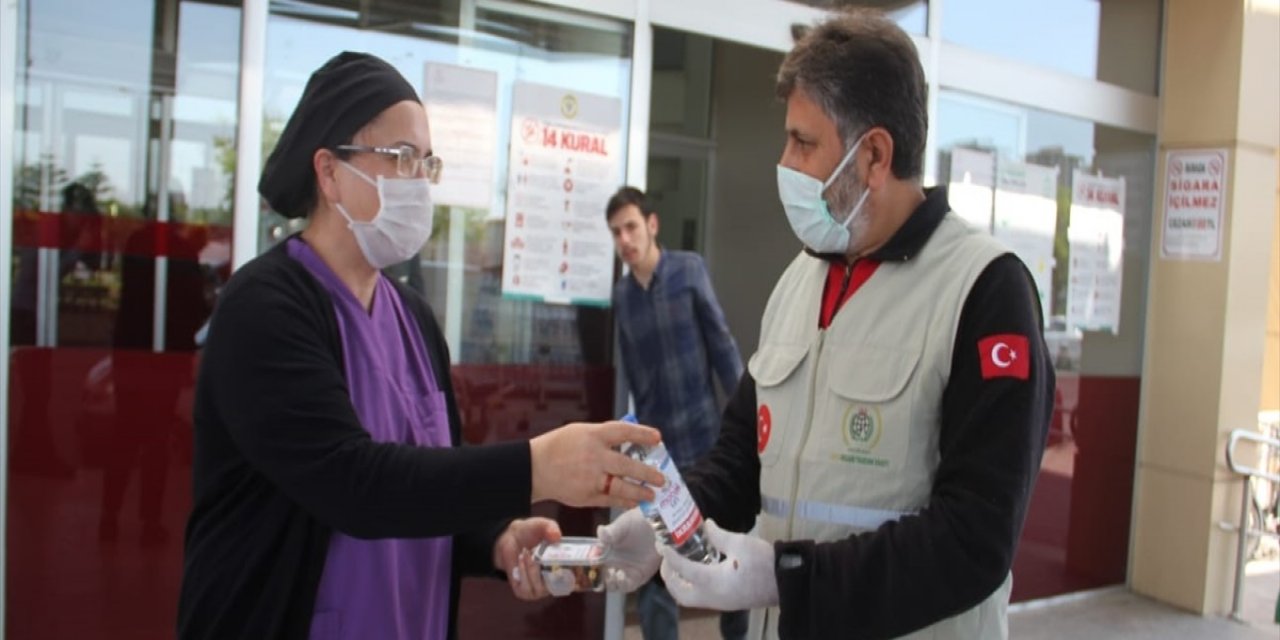 Adana'da İnsani Yardım Vakfından sağlık ve emniyet personeline moral ziyareti