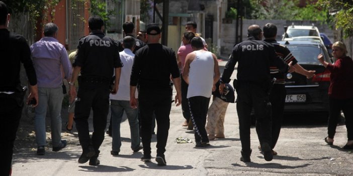 Sokağa çıkan vatandaşları polis ceza yazıp zorla eve soktu  