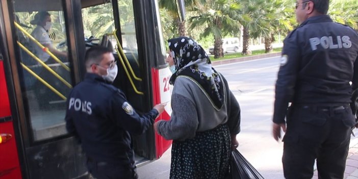 Yasağa rağmen belediye otobüsüne binen yaşlı kadını polis indirdi