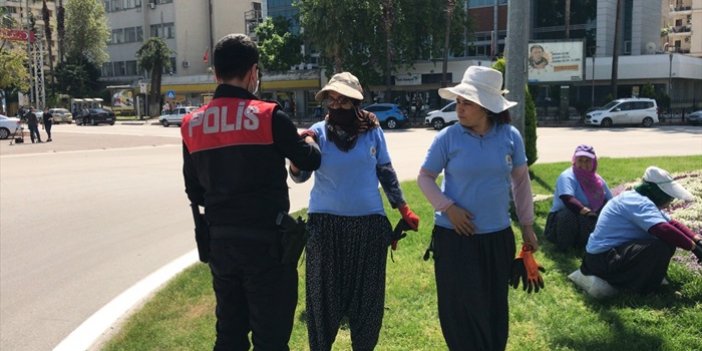 Adana'da polis, sürücü ve yolculara maske dağıttı