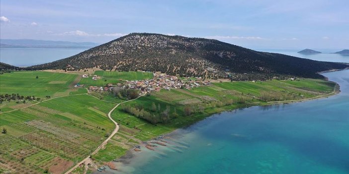 Gölün ortasındaki adada koronavirüsten izole bir hayat sürdürüyorlar