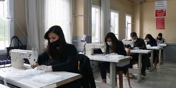 Adana'da moda tasarım bölümü öğrencileri maske üretimine başladı