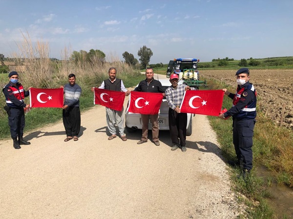 Vefa Sosyal Destek Grubu Adanalılara Türk Bayrağı Dağıtıyor