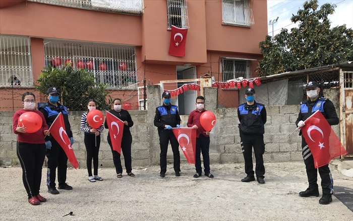 Adana polisinden, şehit meslektaşlarının üçüzlerine 23 Nisan hediyesi