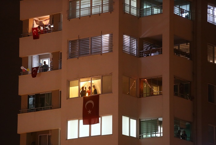 Çukurova’da  vatandaşlar İstiklal Marşı'nı balkondan okudu