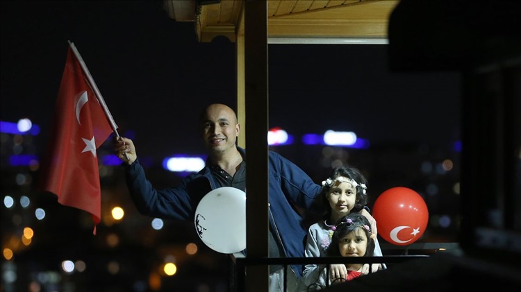 Selim Elçi: Adanalılar İstiklal Marşı'nı balkondan coşkuyla okudu..