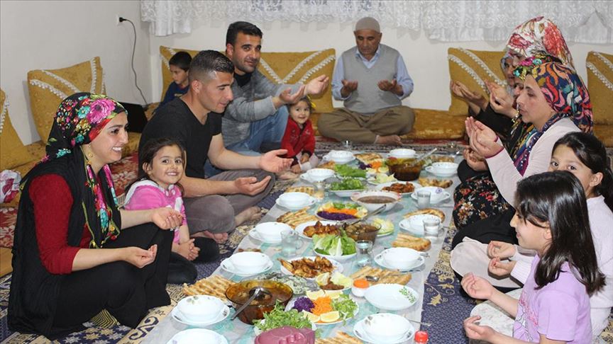 Türkiye'de ilk iftar Hakkari'de yapıldı