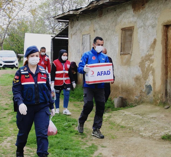 Jandarma AFAD el ele yaşlıların hizmetinde  