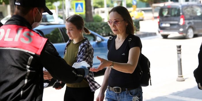 Adana'da polis sosyal mesafe uyarısında bulunarak maske dağıttı