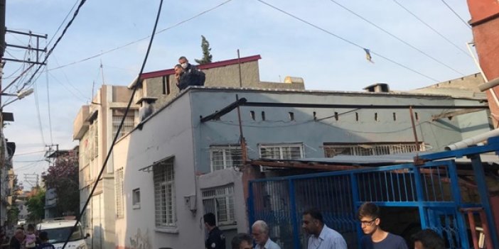 Adana'da elektrik tellerine takılan uçurtmasını almak isteyen çocuk akıma kapıldı