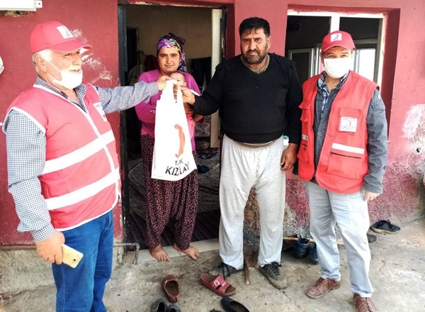 Kızılay Karaisalı’da ekmek, maske ve dezenfektan dağıttı  