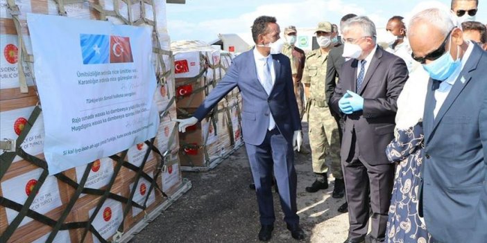 Türkiye'nin tıbbi yardım uçağı Somalili bakanlar tarafından karşılandı