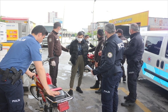 Çalıntı motosikletle sokağa çıkma kısıtlamasını ihlal eden iki kişi yakalandı