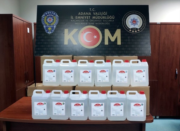 Adana'da sahte içki operasyonunda kargo şubesinde 200 litre etil alkol ele geçirildi