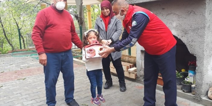 Adana ve Hatay'da Vefa Sosyal Destek Grubu'ndan doğum günü sürprizi